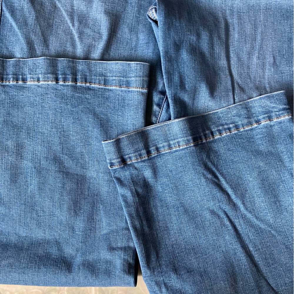 Torrid new Bombshell flare Button Fly Light Wash‎ 24 regular - Picture 3 of 7